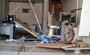 Bandidos explodem caixa eletrônico em Caraíbas