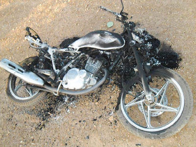 Caetité: Sucata de moto queimada é encontrada pela Polícia Militar