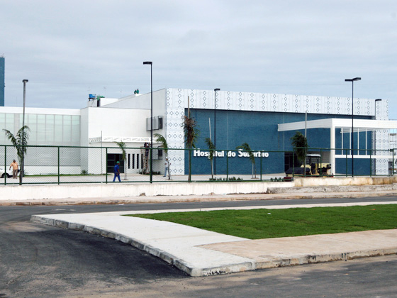 Homem surta durante o sexo e esfaqueia mulher e enteadas