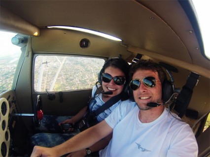 VÍDEO – Tragédia: Jovem morre no mesmo avião em que pediu namorada em casamento