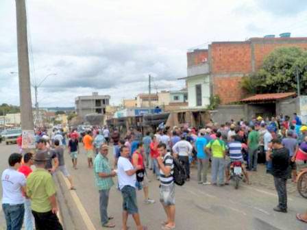 Caetité: Carreta desgovernada colide com nove carros e tomba na entrada da cidade