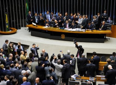Câmara aprova fim do pagamento do 14º e 15º salários de parlamentares