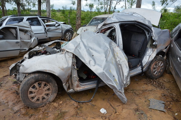 Conquista: Colisão frontal entre carreta e carro deixa 3 pessoas mortas na BR-116