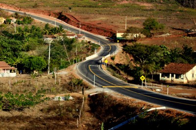 Pavimentação de rodovia no Sudoeste Baiano desenvolve produção agropecuária