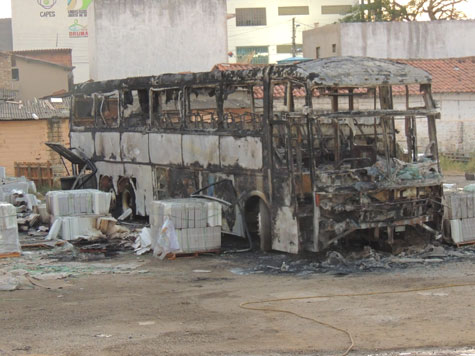 Mais um ônibus é incendiado em Brumado