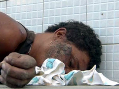 Vídeo: homem morre diante de reportagem e moradores responsabilizam SAMU