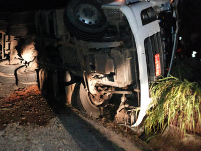Barreiras: Carreta tomba e esmaga motorista na BR 242 
