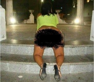 Mulher fica pelada na Praça do Caís em Carinhanha