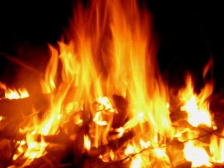 Homem tem corpo queimado por ex-marido da companheira