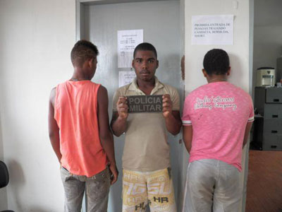 Caetité: Polícia Militar prende três homens acusados de roubo de moto