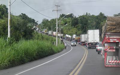 Manifestantes bloqueiam BR 030 entre Guanambi e Caetité. 