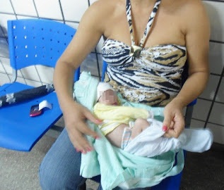 Mãe queima bebê com cigarro e tenta matar a filha