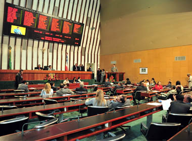 ALBA diminui recesso e aprova Lei da Ficha Limpa