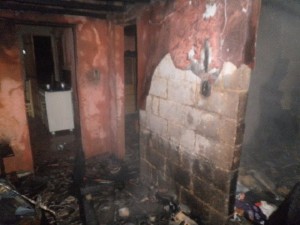 Revoltada com amante mulher ateia fogo em casa