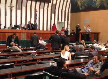 Deputados aprovam projeto de gratificação aos professores estaduais