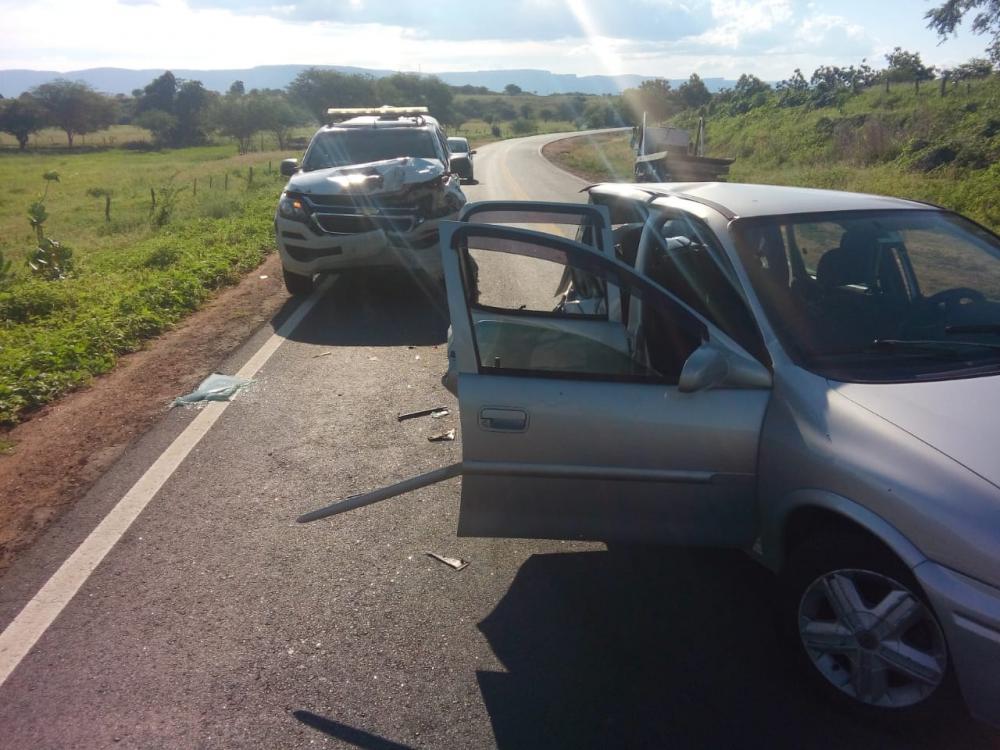Viatura da Cipe Sudoeste e automóvel se envolvem em acidente na BA-612 em Candiba