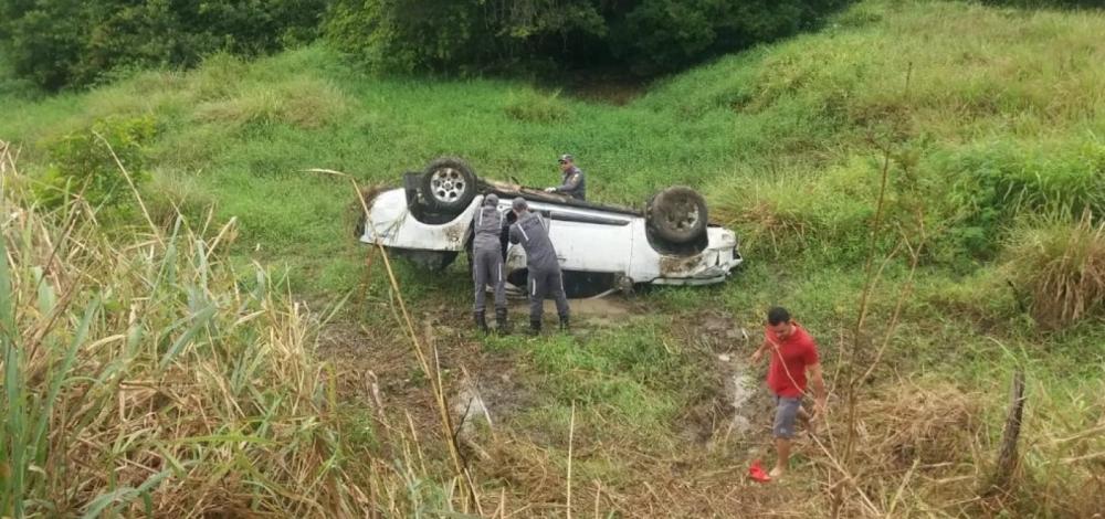 Bahia: Três pessoas da mesma família morrem em acidente de carro na BR-101