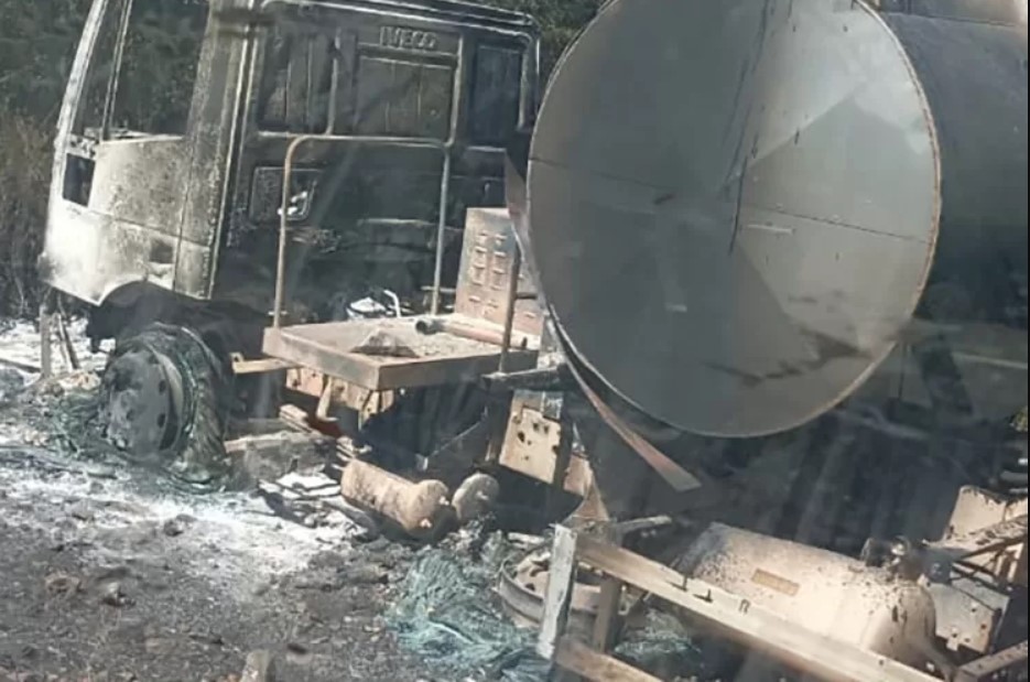 Região: Caminhão do Consórcio da Bacia do Paramirim pega fogo após colidir com árvore