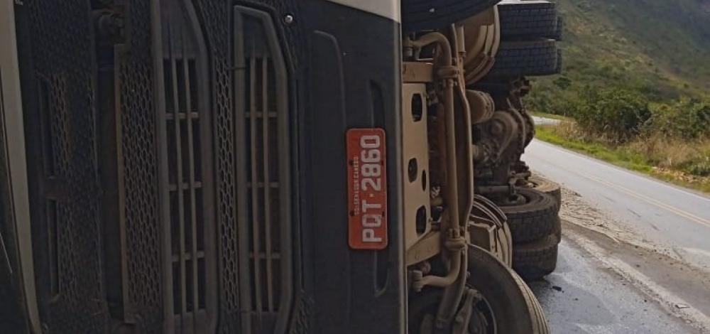 Caminhão tomba na serra do Pai Inácio e despeja diesel próximo a rio 
