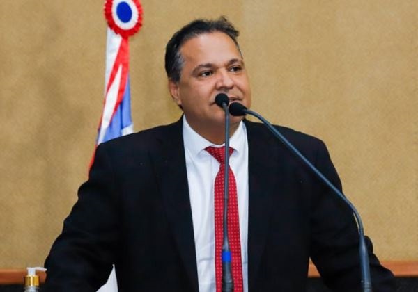 Eures renuncia ao mandato de deputado para reassumir prefeitura de Bom Jesus da Lapa