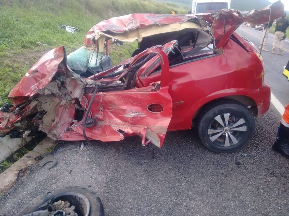 Tragédia no Sudoeste baiano: jovem morre após bater carro de frente com caminhão na BR-116