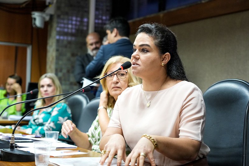 Por unanimidade, deputados aprovam relatório de indicação de Aline Peixoto, esposa de Rui Costa, para vaga no TCM