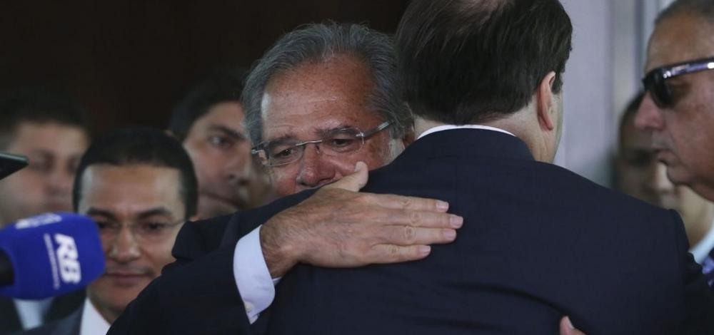 Sem Bolsonaro, Maia e Guedes vão liderar articulação política da Previdência