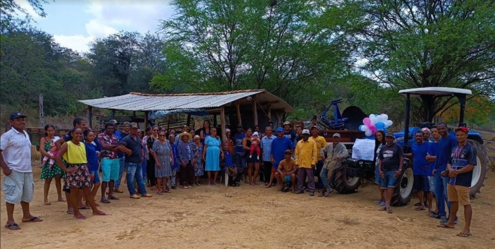 Deputada Ivana Bastos e senador Angelo Coronel entregam tratores para comunidades rurais