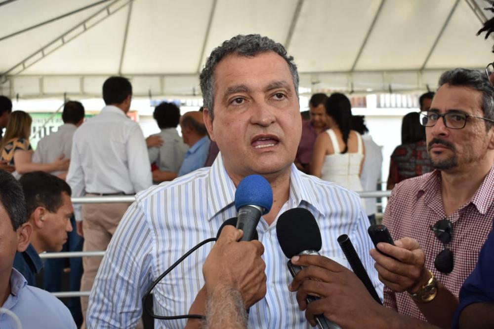 Rui Costa comunica a Charles Fernandes, Jairo e Ivana a linha aérea em Guanambi após ANAC homologar estudo técnico