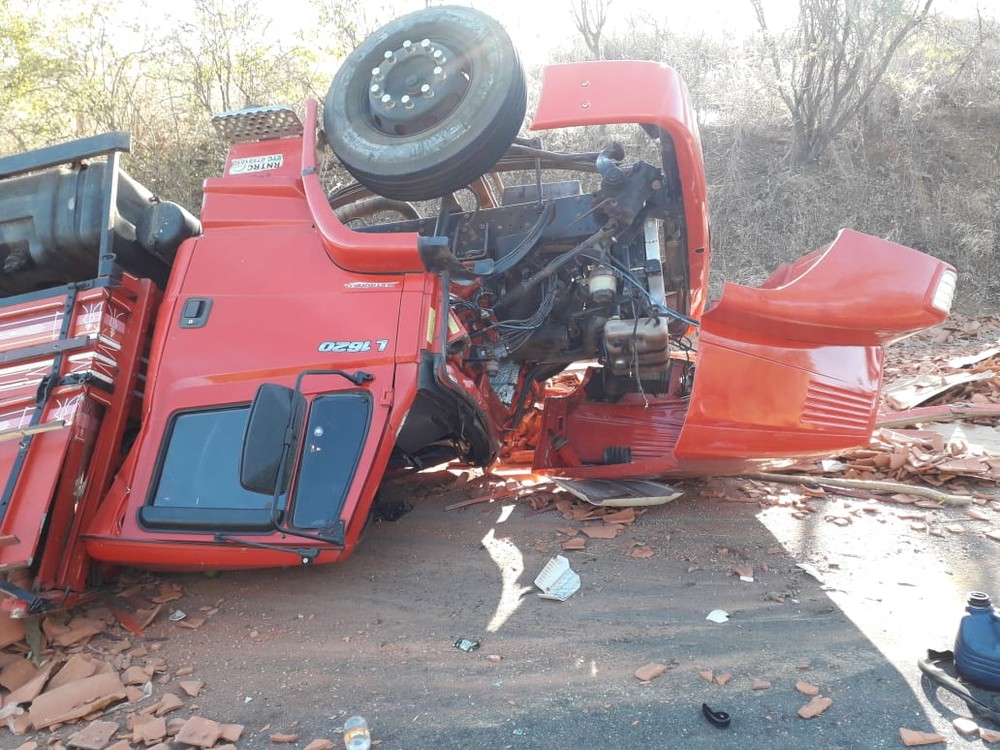 Caminhões carregados de telhas colidem na BA-156 entre Botuporã e Tanque Novo