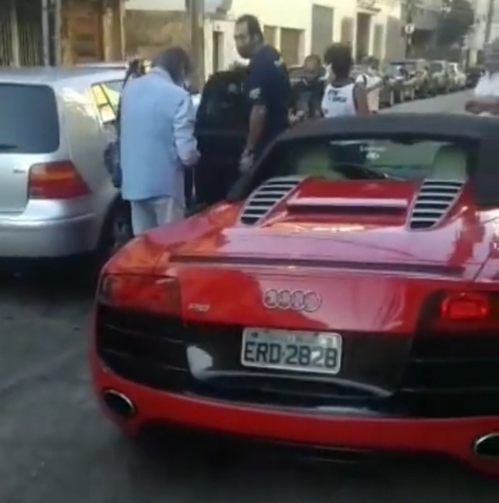 Carro do cantor Roberto Carlos enguiça por falta de gasolina no Rio de Janeiro 