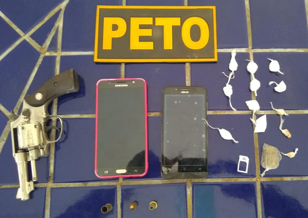 Polícia Militar apreende drogas, arma e munição em Brumado 