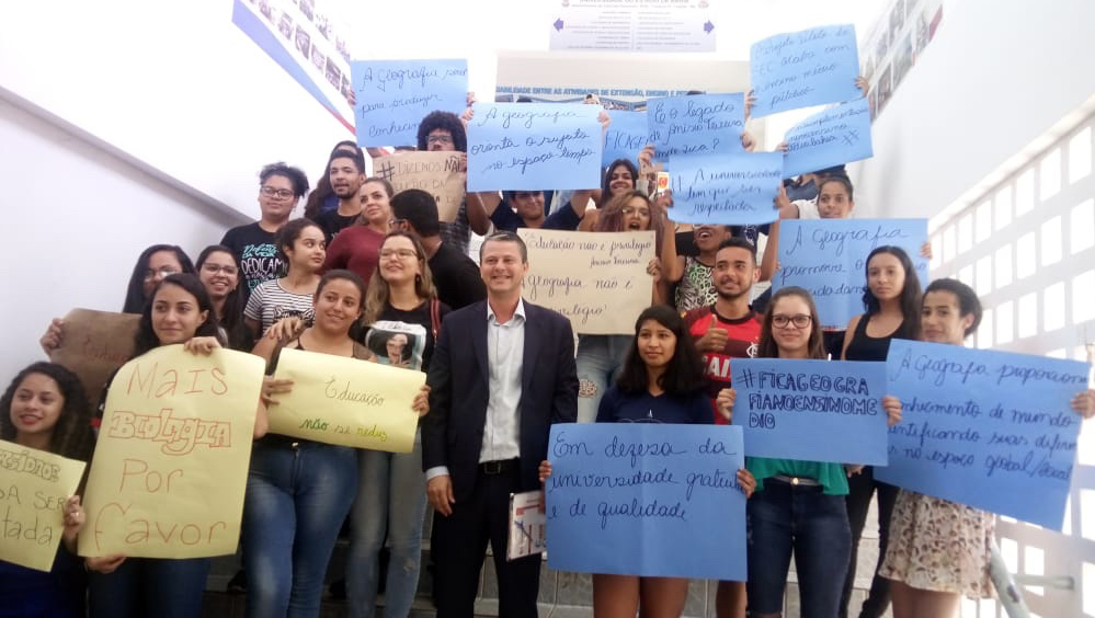 Caetité: alunos do Curso de Geografia da Uneb protestam sobre a retirada da disciplina no novo currículo da Base Nacional Comum Curricular 