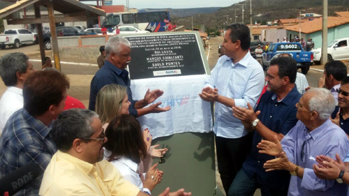 Em Caetité, Rui entrega viaturas da PM, estrada e máquinas para agricultura familiar