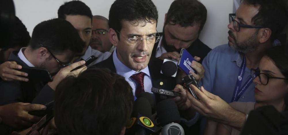 Ministro de Bolsonaro criou candidaturas laranjas para desviar recursos na eleição, diz jornal