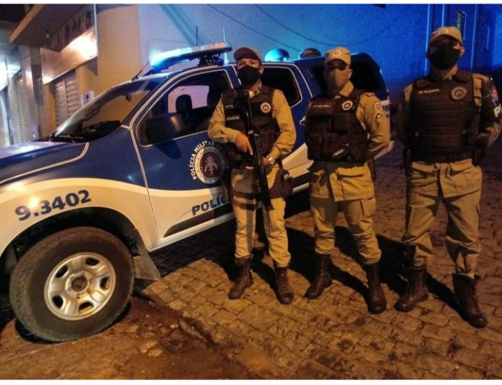 Descumprido toque de recolher, homem é flagrado com drogas em Aracatu