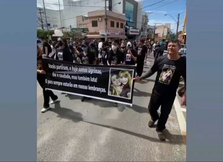 De preto, centenas de pessoas protestaram contra duplo homicídio de mãe e filha em Guanambi 