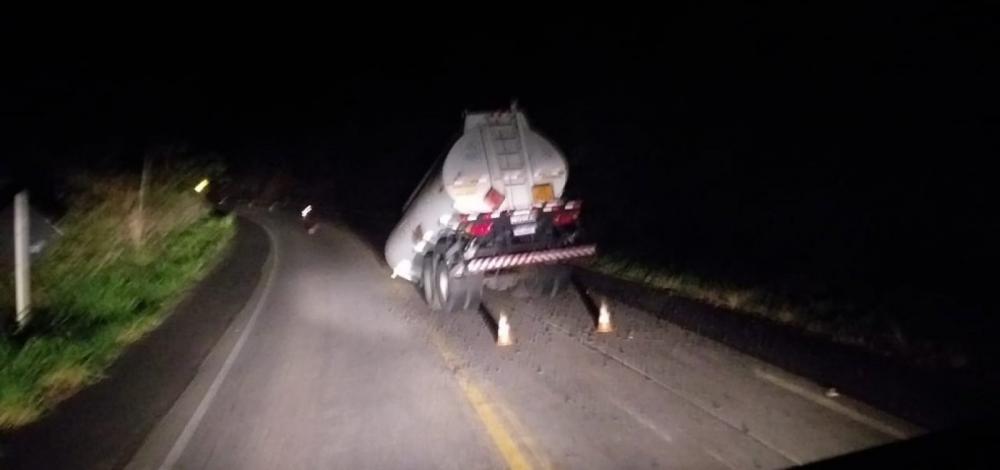 Vagão cheio de combustível se desprende de carreta em rodovia no sul da Bahia