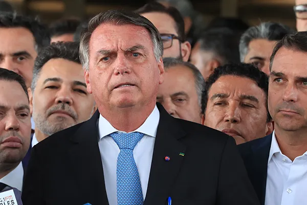 Bolsonaro segue estável, sem febre e sem previsão de alta hospitalar, diz boletim médico