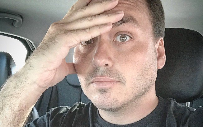 Militares afirmam que Carlos Bolsonaro é bipolar, diz revista