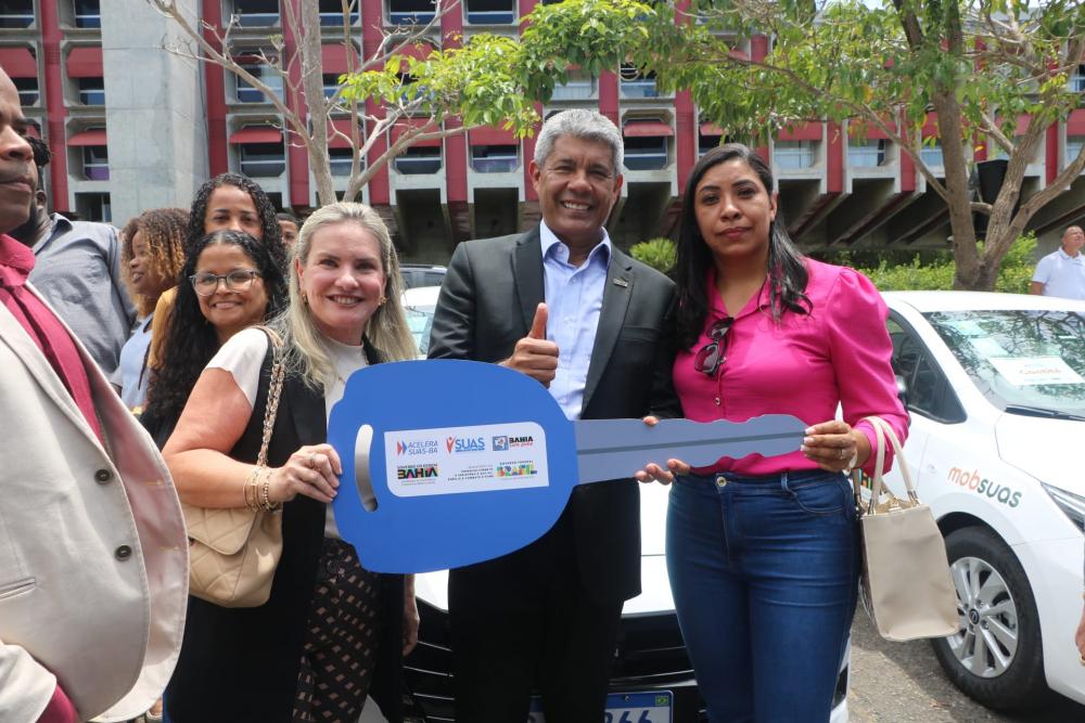 Ao lado do governador, deputada Ivana Bastos participa de entrega de equipamentos para Caetité e Botuporã