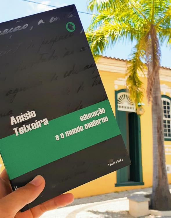 Ensaio sobre a educação de Anísio Teixeira e sua eficácia na sociedade hiperconectada