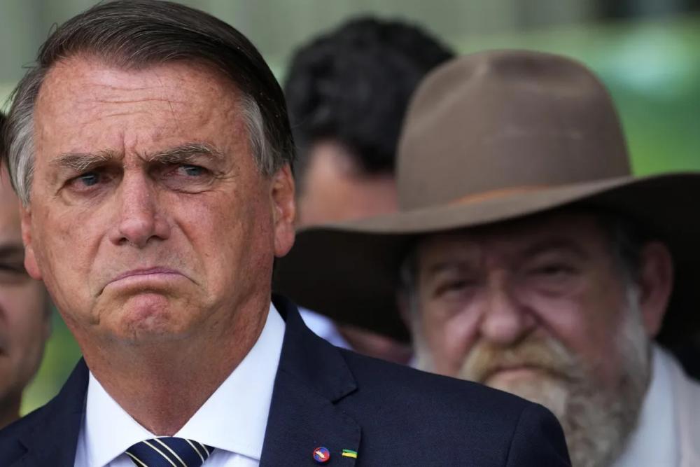 Após decisão que o tornou inelegível, Bolsonaro diz que recebeu “uma facada nas costas”