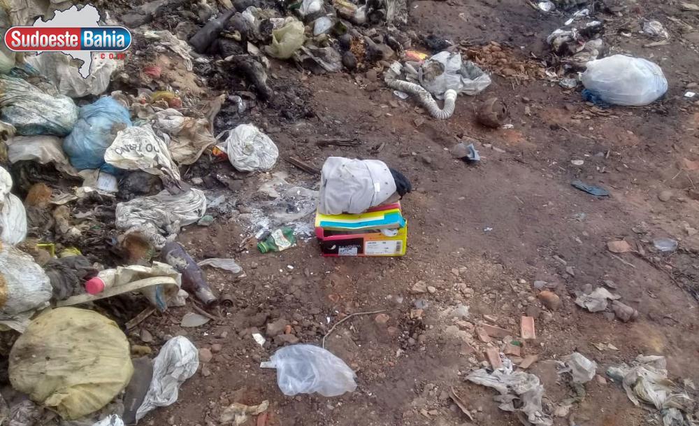Feto é encontrado dentro de caixa em lixão de Caetité