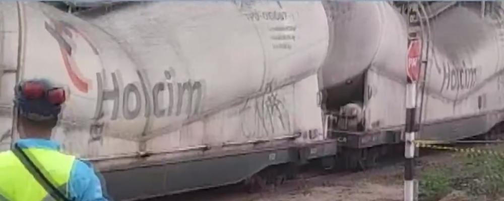 Trem carregado de cimento descarrila em bairro residencial de Brumado