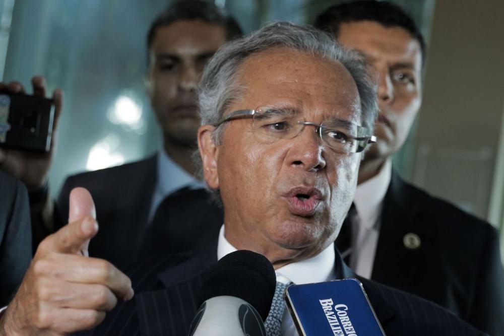 Governo propõe congelar salários de servidores em troca de verba extra a Estados e municípios 