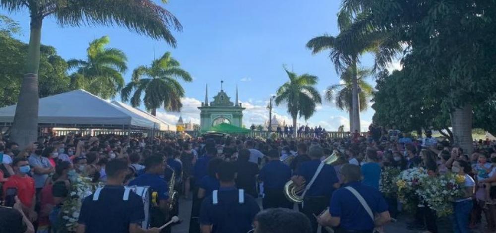 Corpo de Paulinha Abelha é sepultado em Simão Dias (SE), cidade natal da cantora