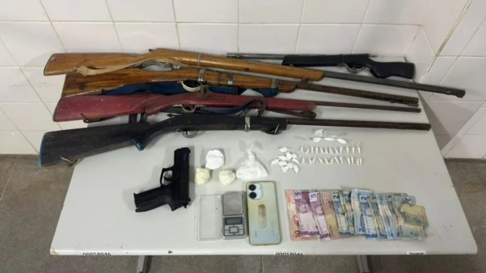 Suspeito de tráfico é preso com drogas e simulacro de arma em Igaporã