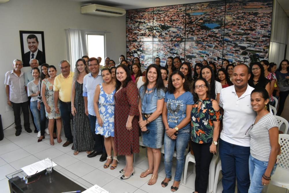 Prefeito de Guanambi autoriza mudança de nível para professores da rede municipal