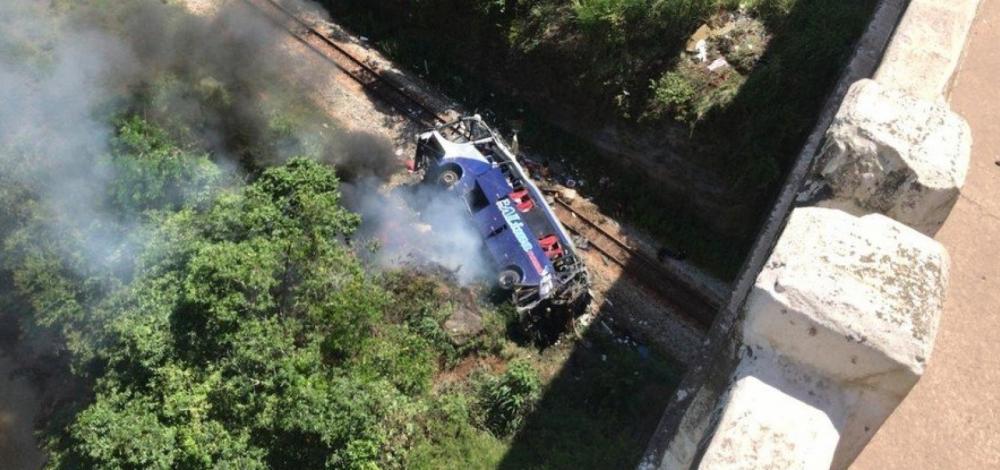 Sobe para 18 número de mortos em acidente de ônibus em Minas Gerais